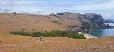 Mandalika Bölgesi, Lombok, Endonezya 'daki Kuta Plajı manzarası. Güzel bir tropikal plaj. Lombok, Endonezya, 20 Ekim 2021