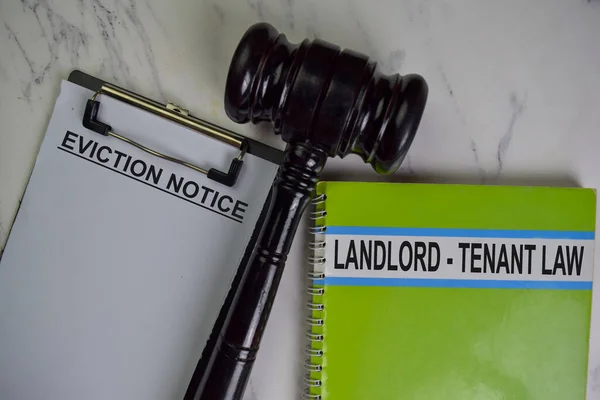 Text Oznámení Vystěhování Formuláři Knize Landlord Tenant Law Izolované Kancelářském — Stock fotografie