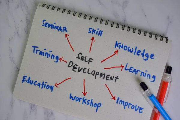 Self Development Escribe Libro Con Palabras Clave Aisladas Una Mesa — Foto de Stock