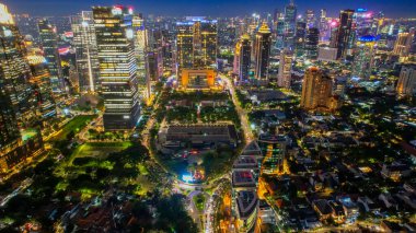 Mimarinin hava görüntüsü, geceleri Modern Bina Cam Cephesi İş arka planının detaylarını anlatıyor. Jakarta, Endonezya, 9 Kasım 2021