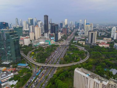 Mimarinin hava görüntüsü, geceleri Modern Bina Cam Cephesi İş arka planının detaylarını anlatıyor. Jakarta, Endonezya, 9 Kasım 2021