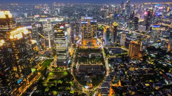 航拍建筑细节现代建筑玻璃立面商业背景在夜间 2021年11月9日 印度尼西亚雅加达 — 图库照片