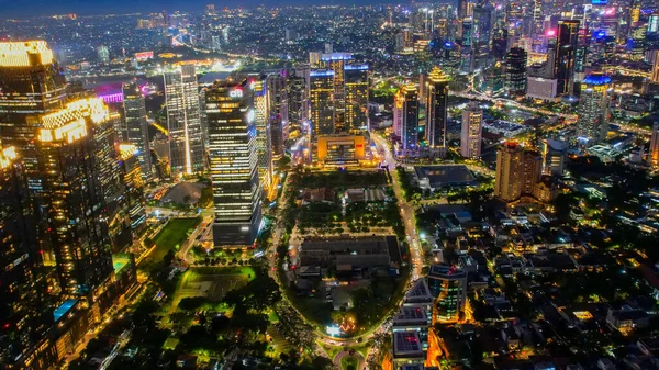 航拍建筑细节现代建筑玻璃立面商业背景在夜间 2021年11月9日 印度尼西亚雅加达 — 图库照片
