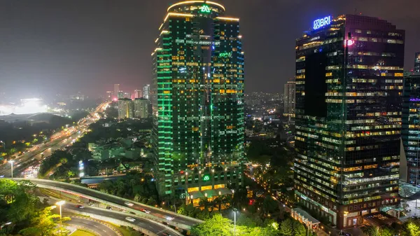 高速道路や高層ビルの空中ビュー 夜には近代的な大都市の壮大な夜景 騒音の雲で ジャカルタ インドネシア 2021年11月25日 — ストック写真