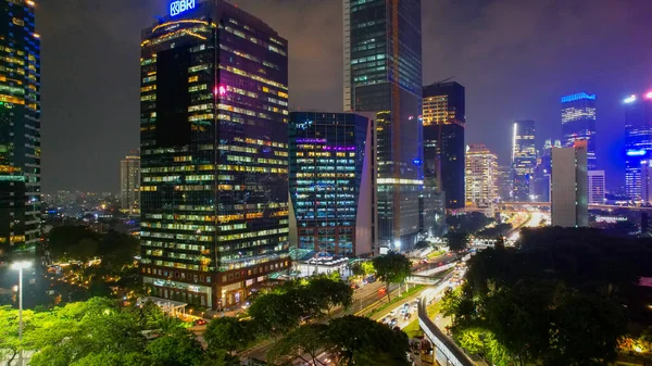 高速公路和摩天大楼的空中景观 一座现代化的大城市的夜空线壮观极了 带着噪音云彩Jakarta 印度尼西亚2021年11月25日 — 图库照片