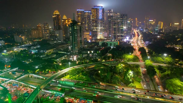 高速公路和摩天大楼的空中景观 一座现代化的大城市的夜空线壮观极了 带着噪音云彩Jakarta 印度尼西亚2021年11月25日 — 图库照片