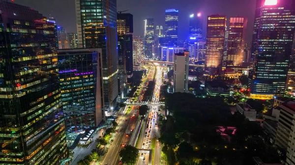 高速道路や高層ビルの空中ビュー 夜には近代的な大都市の壮大な夜景 騒音の雲で ジャカルタ インドネシア 2021年11月25日 — ストック写真