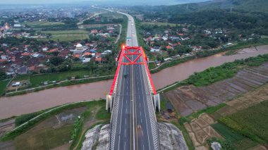 Kalikuto Köprüsü 'nün hava görüntüsü, Trans Java Toll Yolu' ndaki Iconic Kırmızı Köprüsü, gün doğumunda Batang. Merkez Java, Endonezya, 6 Aralık 2021