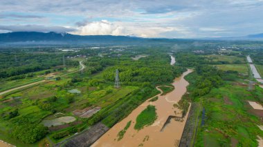 Kurak mevsimde Colo Water Barajı 'nın havadan görünüşü. Solo - Endonezya. 6 Aralık 2021