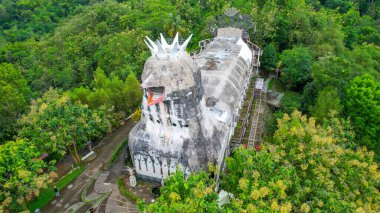 Rhema tepesinde eşsiz bir bina olan Chiken Kilisesi 'nin havadan görünüşü, Magelang Yogyakarta. Bukit Rhema. Magelang, Endonezya, 6 Aralık 2021