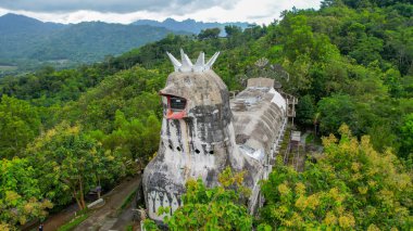 Rhema tepesinde eşsiz bir bina olan Chiken Kilisesi 'nin havadan görünüşü, Magelang Yogyakarta. Bukit Rhema. Magelang, Endonezya, 6 Aralık 2021