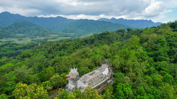 Rhema tepesinde eşsiz bir bina olan Chiken Kilisesi 'nin havadan görünüşü, Magelang Yogyakarta. Bukit Rhema. Magelang, Endonezya, 6 Aralık 2021