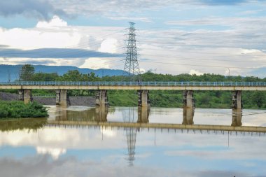 Kurak mevsimde Colo Barajı manzarası. Solo - Endonezya. 9 Aralık 2021