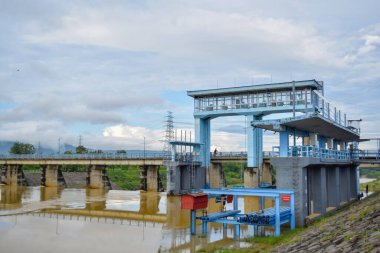 Kurak mevsimde Colo Barajı manzarası. Solo - Endonezya. 9 Aralık 2021