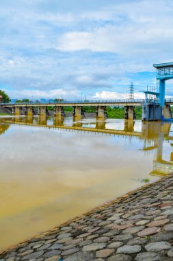 Kurak mevsimde Colo Barajı manzarası. Solo - Endonezya. 9 Aralık 2021