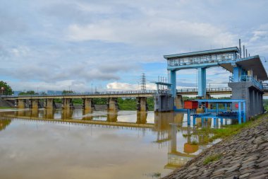 Kurak mevsimde Colo Barajı manzarası. Solo - Endonezya. 9 Aralık 2021