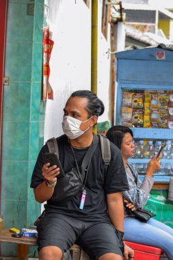 Adamım, o akıllı telefon ile iş için birini bekliyor. Solo - Endonezya. 9 Aralık 2021