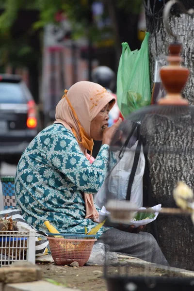 スカベンジャーの残りを道端で食べなさい インドネシア 2021年12月9日 — ストック写真