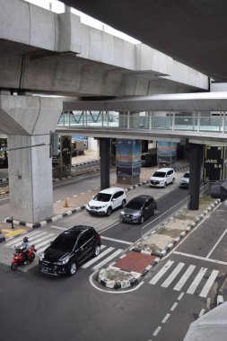 Motosiklet ve arabalar Trunojoyo caddesinden CSW ASEAN entegre istasyonunda yolda ilerliyor. Jakarta, Endonezya, 16 Aralık 2021