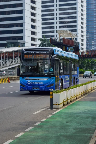 Endonezya Transjakarta Otobüsü (Toplu Taşıma Busway) görünümü. Jakarta, Endonezya, 16 Aralık 2021