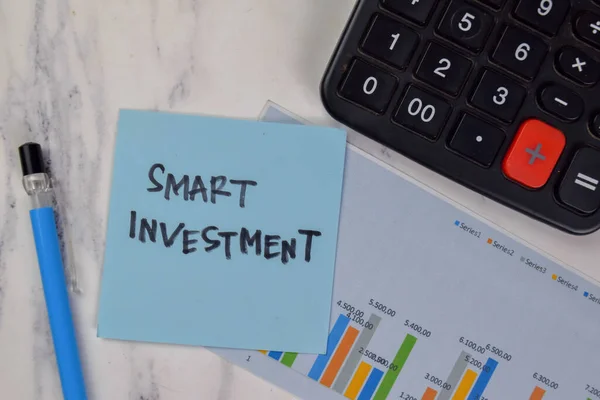Smart Investment Escribe Sobre Notas Adhesivas Aisladas Una Mesa Madera — Foto de Stock