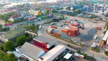 Kuzey Jakarta 'daki Tanjung Priok limanındaki faaliyetlerin hava görüntüsü. Jakarta, Endonezya, 30 Aralık 2021