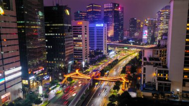 JPO Pinisi - Jakarta 'da Pinisi gemisi şeklinde insanlar köprüden geçiyor. Jakarta, Endonezya, 2 Ocak 2022