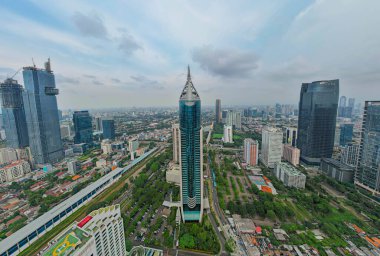 Jakarta 'daki BNI 46 binasının hava manzarası ve şehir manzaralı gürültü bulutu. BNI 46, Jakarta 'nın en iyi bankacısıdır. JAKARTA - Endonezya. 2 Ocak 2022