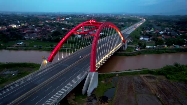 トランスジャワ有料道路 バタンの象徴的な赤い橋であるKalikuto橋の空中写真日の出 2021年1月5日中部ジャワ — ストック動画