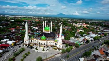 Baiturrahman Sukoharjo Büyük Camii 'nin havadan görünüşü. Güneydoğu Asya 'daki en büyük camidir. Solo - Endonezya. 15 Ocak 2022 