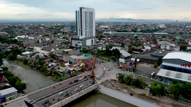 Vista Aérea Del Monumento Gigante Keris Cerca Estación Autobuses Tirtonadi — Vídeos de Stock