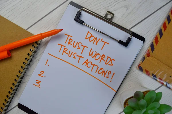 Vertrouw Geen Woorden Trust Acties Schrijven Een Papierwerk Ondersteund Door — Stockfoto