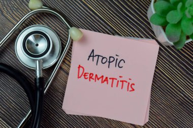 Dermatit, Tahta Masa 'da izole edilmiş yapışkan notlara yazılır. Tıbbi konsept