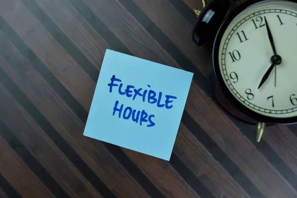 Flexible Stunden Schreiben Auf Klebrige Zettel Isoliert Auf Holztisch — Stockfoto