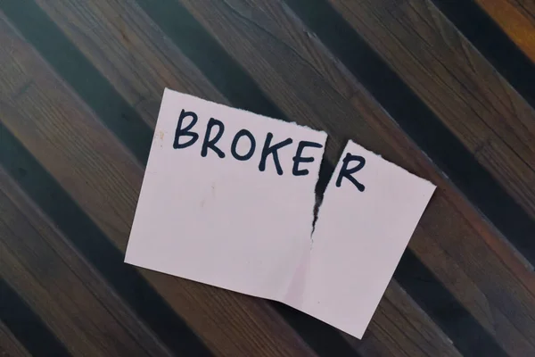 Broke Broker Schreiben Auf Klebrige Zettel Isoliert Auf Holztisch — Stockfoto