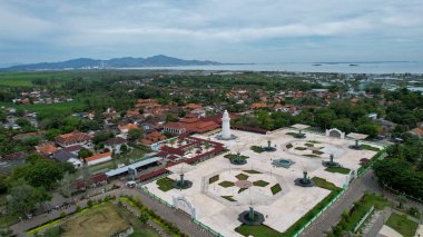 Banten 'deki Büyük Cami' nin havadan görünüşü. Cami ormanının en üst manzarası. Serang, Endonezya, 26 Şubat 2022