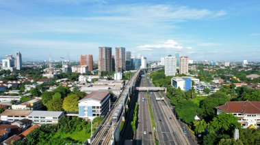 Pancoran 'dan gelen Jakarta LRT tren deneme uçuşunun havadan görüntüsü. Jakarta, Endonezya, 2 Mart 2022