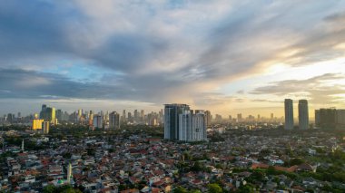Jakarta Merkez İş Bölgesi 'nin hava görüntüsü güneş doğarken insansız hava aracından çekildi. Jakarta, Endonezya, 2 Mart 2022