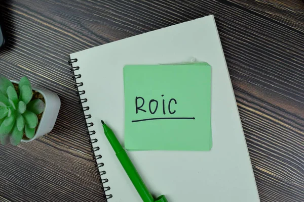 ROIC - Yatırım Sermayesine Dönüş Tahta Masa 'da izole edilmiş yapışkan notlar üzerine yazıldı.