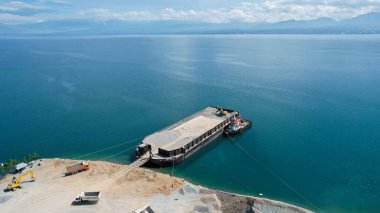 Kireç ocağında taşların çıkarılması ve taşınmasının havadan görüntüsü. Merkez Sulawesi, Endonezya, 3 Mart 2022