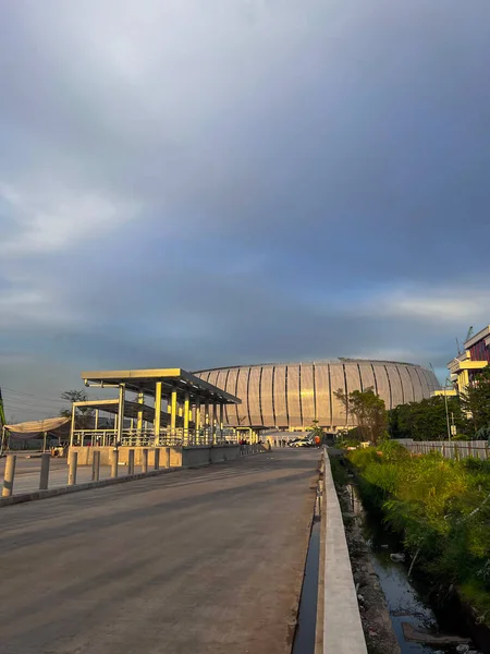 ジャカルタ国際競技場の美しい景色をご覧ください ジャカルタの街並みを背景に 2022年3月8日インドネシアのジャカルタ — ストック写真