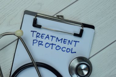 Tahta Masa 'da izole edilmiş bir evrak üzerine Tedavi Protokolü.