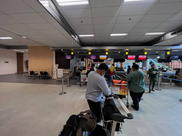 プラヤ ロンボク空港で飛行機に乗るのを待ってる人たち 2022年3月22日インドネシア ロンボク — ストック写真