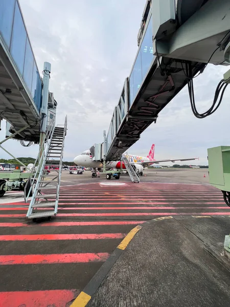 Flugzeug Der Indonesian Airlines Vor Dem Terminal Des Flughafens Praya — Stockfoto