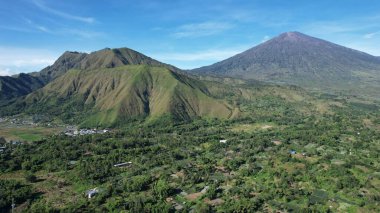 Sembalun 'daki bazı tarımsal alanların havadan görünüşü. Sembalun, Rinjani dağının yamacında yer alır ve güzel yeşil dağlarla çevrilidir. Lombok, Endonezya, 22 Mart 2022