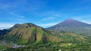 Sembalun 'daki bazı tarımsal alanların havadan görünüşü. Sembalun, Rinjani dağının yamacında yer alır ve güzel yeşil dağlarla çevrilidir. Lombok, Endonezya, 22 Mart 2022