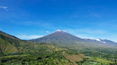 Sembalun 'daki bazı tarımsal alanların havadan görünüşü. Sembalun, Rinjani dağının yamacında yer alır ve güzel yeşil dağlarla çevrilidir. Lombok, Endonezya, 22 Mart 2022