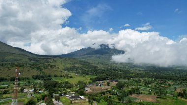 Sembalun 'daki bazı tarımsal alanların havadan görünüşü. Sembalun, Rinjani dağının yamacında yer alır ve güzel yeşil dağlarla çevrilidir. Lombok, Endonezya, 22 Mart 2022