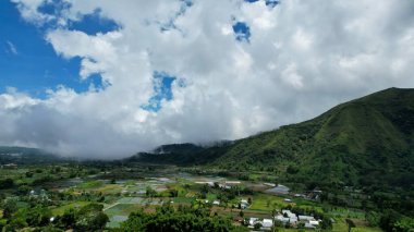 Sembalun 'daki bazı tarımsal alanların havadan görünüşü. Sembalun, Rinjani dağının yamacında yer alır ve güzel yeşil dağlarla çevrilidir. Lombok, Endonezya, 22 Mart 2022