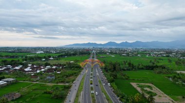 Şehir rengarenk Tembolak Gökkuşağı ve Mataram Şehri metro anıtının hava manzarası. Mataram Endonezya şehrinin en yeni ikonu. Lombok, Endonezya, 22 Mart 2022